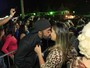 Ex-BBB Douglas troca beijos com morena em show de Jorge e Mateus