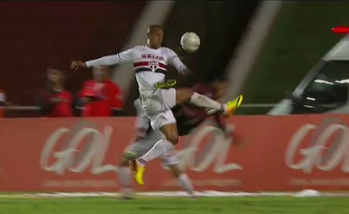 Luis Fabiano toca a bola com a mão e a desvia para a rede (Foto: Reprodução SporTV)