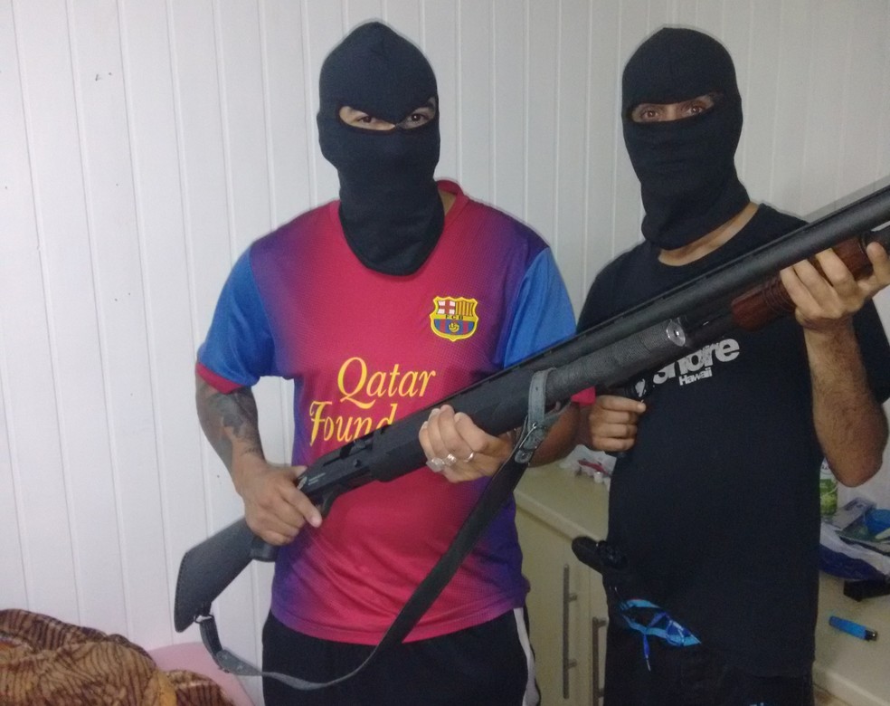 Dupla armada em foto feita com o celular do líder de uma das quadrilhas investigadas (Foto: Polícia Civil/Divulgação)