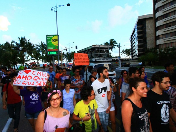 Grupo levou faixas e foi acompanhado com carro de som (Foto: Waldson Costa / G1)