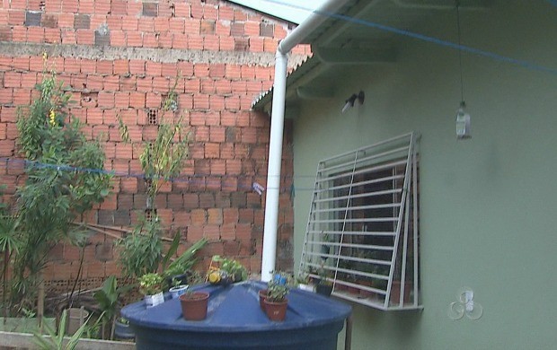 Bióloga adapta casa para reaproveitar água da chuva (Foto: Acre TV)