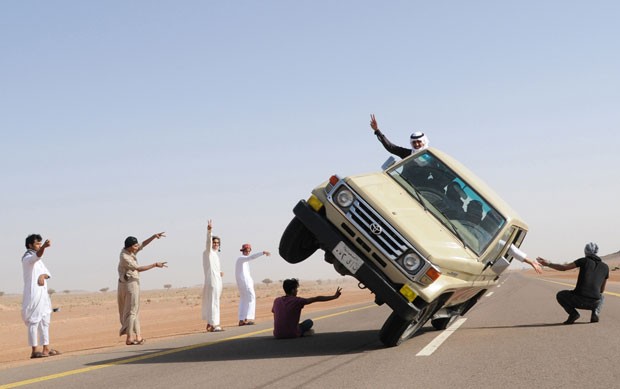 30 de março - Jovens sauditas se arriscaram ao fazer manobras com carros em duas rodas na cidade de Hail. A brincadeira perigosa é conhecida como 'esqui lateral' (em tradução livre), que consiste em trafegar o maior tempo possível com as duas rodas do veículo  (Foto: Mohamed Al Hwait/Reuters)