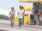 Max Fercondini corre na orla do Rio com a namorada