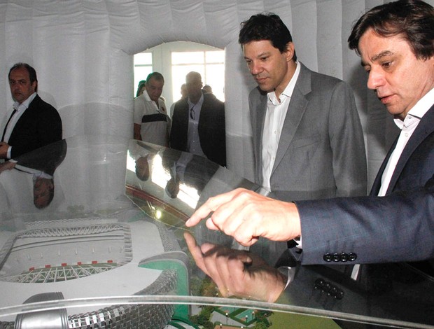 Arnaldo Tirone e Fernando Haddad, Visita Palestra itália (Foto: DIOGO MOREIRA / FRAME / AE)