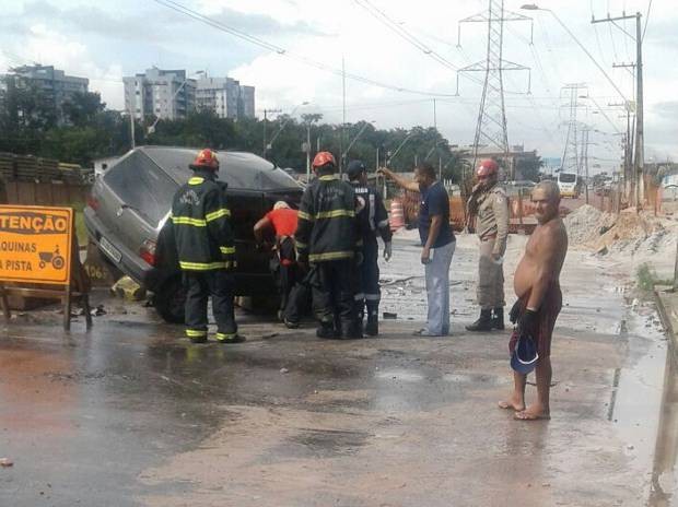 G Motorista Perde Controle E Bate Em Mureta Na Av Centen Rio Em