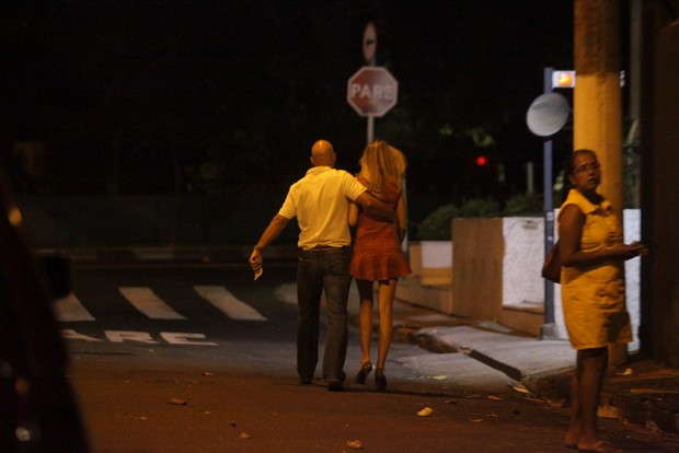  Ticiane sai acompanhada de balada  (Foto: AgNews)