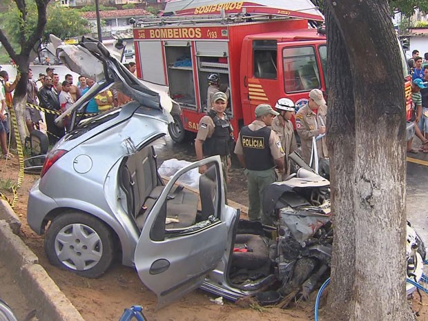 Veículo colide com árvore e deixa um morto e feridos em Abreu e Lima, PE (Foto: Reprodução / TV Globo)