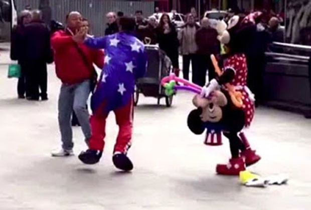 Dupla fantasiada de Mickey e Minnie se envolveu em briga na Espanha (Foto: Reprodução/YouTube/NY Post)