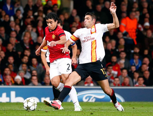 Burak Yilmaz e Rafael, Manchester United x Galatasaray (Foto: Agência Reuters)
