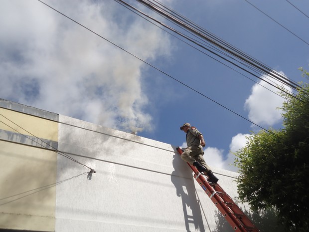Incêndio atingiu uma loja em São Fidélis. (Foto: Vinnícius Cremonez / São Fidélis Notícias)