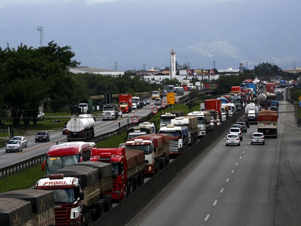 Congestionamentos na entrada do Porto de Santos são constantes (Foto: A Tribuna de Santos)