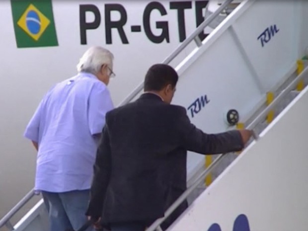 Pedro Corrêa embarcou pela porta traseira do avião, acompanhado por agentes, antes dos outros passageiros. (Foto: Divulgação / Polícia Federal)