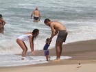 Ricardo Pereira curte praia com a mulher e o filho