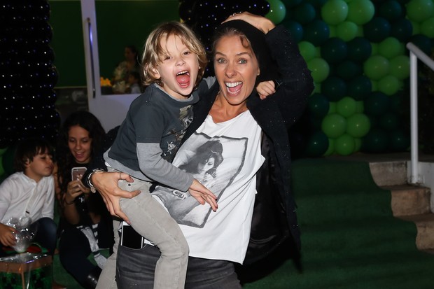 Adriane Galisteu com o filho, Vittorio (Foto: Manuela Scarpa/Brazil News)