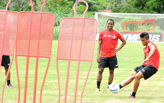 Leo Moura tira fotos de Elias no treino do Flamengo (Foto: Léo Moura / Fla Imagem)