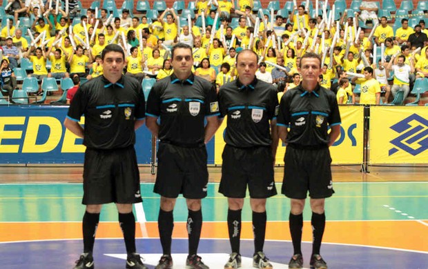 Bonnaud (o 3º da esquerda para a direita) antes de jogo do Brasil (Foto: Zerosa Filho / CBFS)