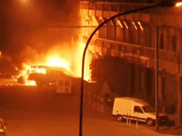 Veículos em chamas do lado de fora do hotel Splendid, que foi alvo de ataque terrorista em Ouagadougou, capital de Burkina Faso (Foto:  REUTERS/Reuters TV TPX)