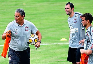 Tite no treino do Corinthians (Foto: Marcos Ribolli / GLOBOESPORTE.COM)