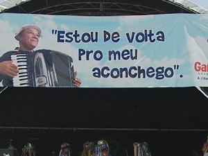 Homenagem está sendo realizada em frente ao cemitério São Miguel (Foto: Reprodução/ TV Asa Branca)