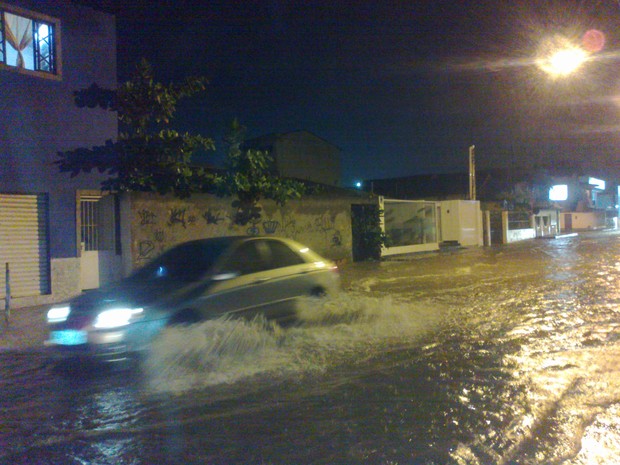 Alguns carros enfrentaram a água (Foto: Carolina Burgos/G1)