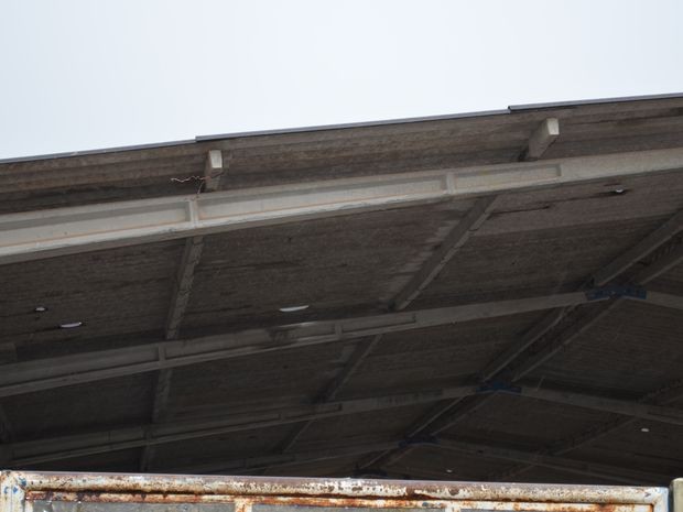 "Buracos no telhado foram causados por vândalos", diz Carlos Cunha (Foto: Marina Fontenele/G1)