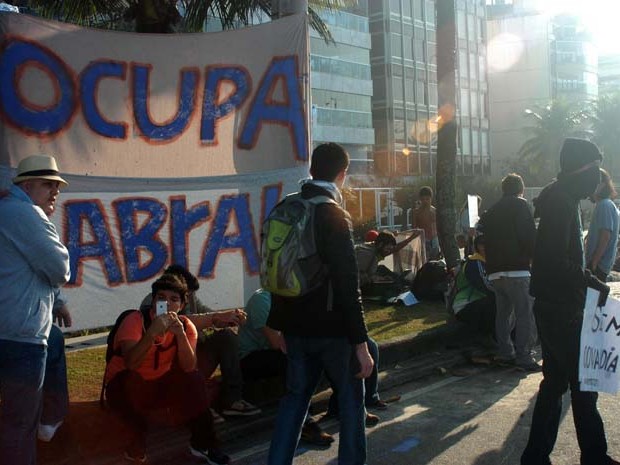 Manifestantes retornam para a porta de Sérgio Cabral na manhã desta segunda (29) (Foto: Alessandro Buzas / Futura Press/Estadão Conteúdo)