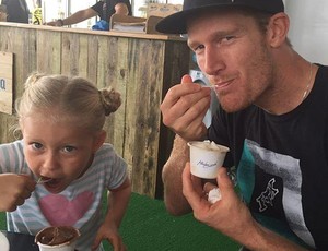 Bede Durbidge e a filha comendo sorvete na Gold Coast, palco da primeira etapa do Tour (Foto: Instagram/Bede Durbidge)