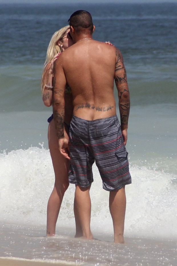 Barbara Evans e Paolo Guerrero namoram em praia no RJ (Foto: Rodrigo dos Anjos/AgNews)
