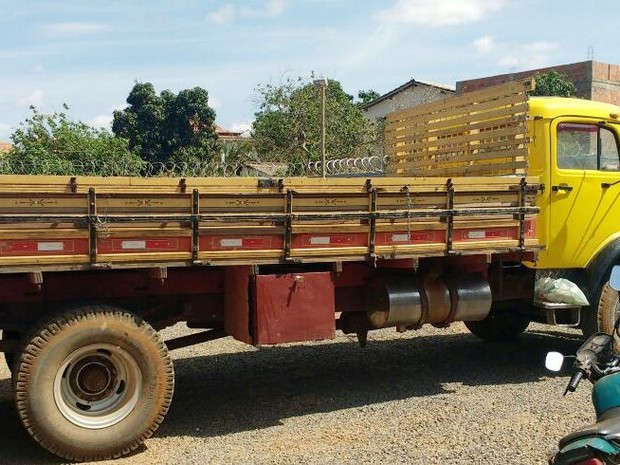 Caminhão apreendido com os tubos na zona rural de Monte Azul (Foto: Polícia Federal/Divulgação)