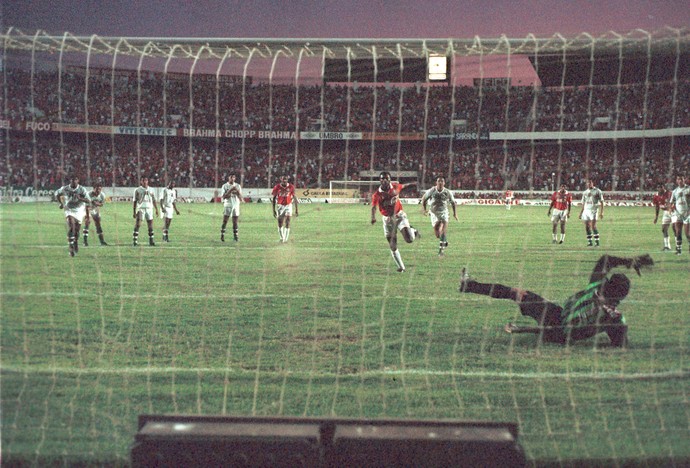 Célio Silva cobra pênalti que dá título ao Inter na Copa do Brasil de 1992 (Foto: Luis Fernando / Agência RBS)