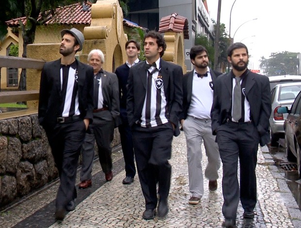 Tocida do Botafogo protesta de terno e gravata (Foto: Reprodução SporTV)
