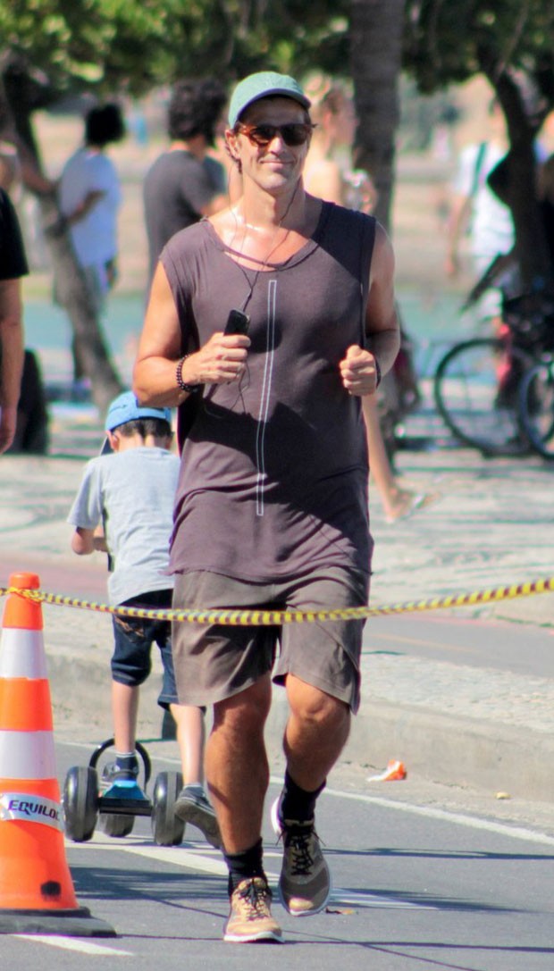Giane: corrida na praia (Foto: AgNews)