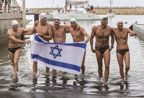 Nadadores posam para foto com bandeira depois de percorrerem 380 km nadando (Foto: AFP Photo/Jack Guez) Nadadores posam para foto com bandeira depois de percorrerem 380 km nadando (Foto: AFP Photo/Jack Guez)