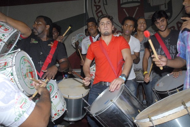 Daniel Rocha toca surdo em meio à bateria da Grande Rio (Foto: Marcos Porto/Photo Rio News)