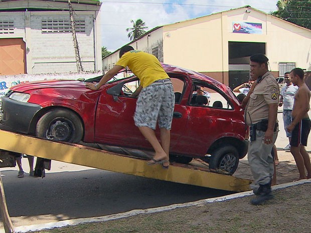 Automóvel foi retirado da via no fim da manhã. (Foto: Reprodução / TV Globo)