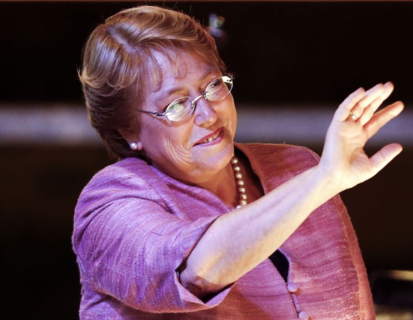Ex-presidente do Chile Michelle Bachelet acena aos apoiadores depois de discurso admitindo que irá para o 2º turno. (Foto: Victor R. Caivano/AP Photo)