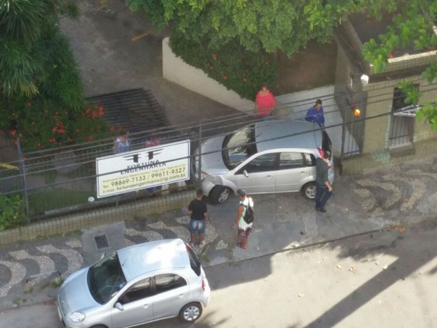 Carro atinge e derruba portão da garagem de um condomínio em Salvador (Foto: Victor Lopes / TV Bahia)