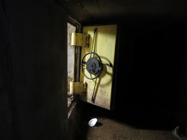 Porta de ferro em casa usada como esconderijo leva a tneis usados para a fuga do traficante El Chapo, preso neste sbado (22) (Foto: Adriana Gomez/AP)