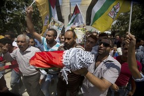 Palestinos carregam o corpo do menino de 1 ano e meio que morreu durante um incêndio em sua casa em Duma, na Cisjordânia, nesta sexta-feira (31) (Foto: Majdi Mohammed/AP) Palestinos carregam o corpo do menino de 1 ano e meio que morreu durante um incêndio em sua casa em Duma, na Cisjordânia, nesta sexta-feira (31) (Foto: Majdi Mohammed/AP)