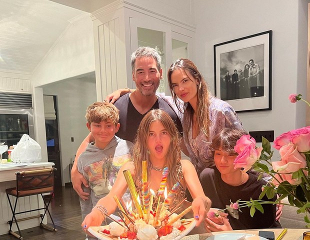 Alessandra Ambrosio celebra o aniversário da filha, Anja, ao lado do namorado, Richard Lee, do caçula, Noah, e do namorado da filha (Foto: Reprodução/Instagram)