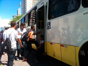 Estudantes de Natal fizeram 'roletaço' e entraram sem pagar nos ônibus durante o protesto desta segunda (Foto: Igor Jácome/G1)