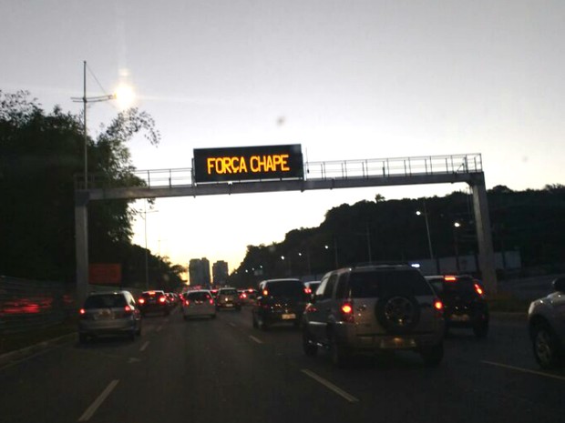 Placa eletrônica na Av. Paralela também presta tributo à Chapecoense (Foto: Jeferson Janer/Acervo Pessoal) Placa eletrônica na Av. Paralela também presta tributo à Chapecoense (Foto: Jeferson Janer/Acervo Pessoal)