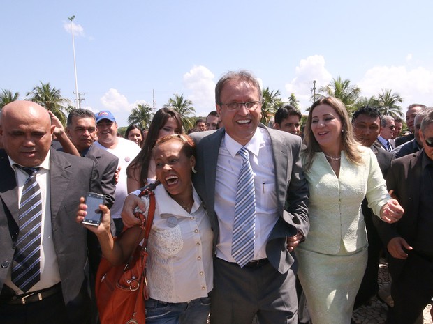 Marcelo Miranda, ao lado da mulher Dulce Miranda, é abraçado por partidária após a posse (Foto: Marcio Vieira/Divulgação ATN)