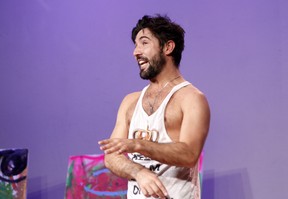 Sandro Pedroso em estreia de peça em São Paulo (Foto: Celso Tavares/ EGO)