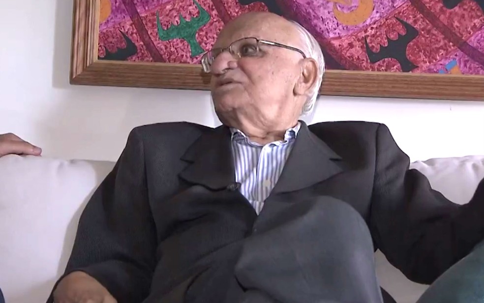 Aposentado Fridolino Rego, de 91 anos, foi o terceiro farmacêutico a ser registrado na Bahia (Foto: Reprodução/TV Bahia)