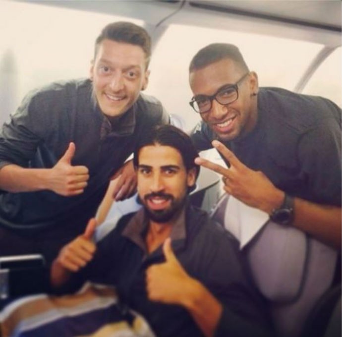 Jogadores da Alemanha posam para fotos no avião a caminho do Brasil (Foto: Reprodução/Instagram)