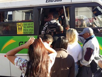 Passageiros tentam entrar em micro-ônibus lotado durante greve no DF (Foto: Isabella Calzolari/G1)