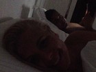 Enrolada em lençol, Carla Perez aparece deitada na cama com Xanddy