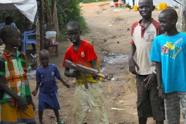 Crianças brincam com arma de brinquedo no Sudão do Sul  (Foto: Justin Lynch/AP)