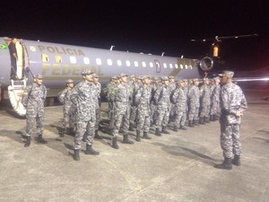 33 soldados desembarcaram na Base Aérea de Florianópolis (Foto: João Salgado/RBS TV)